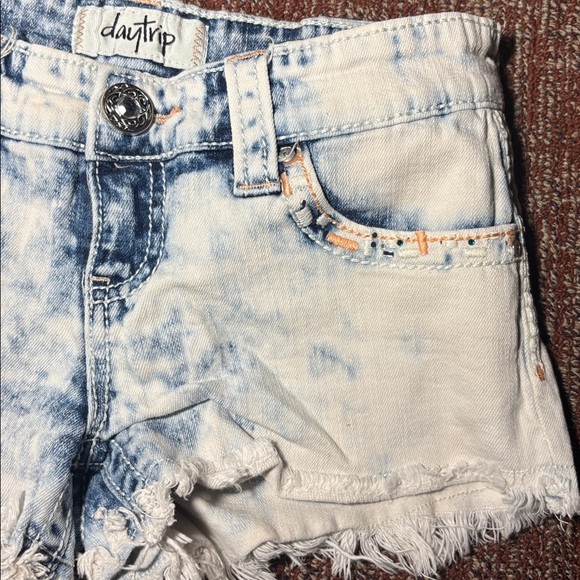 Daytrip light wash embellished y2k cool girl distressed denim shorts 26 2000’s - Picture 3 of 13